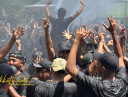 1.250 Mahasiswa Baru UNIBA Madura Resmi Dikukuhkan Lewat Tradisi Penyiraman