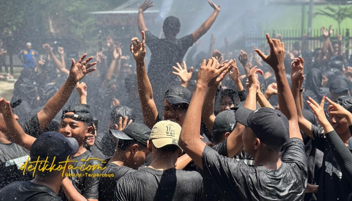 Prosesi penyiraman sebagai simbol pengukuhan mahasiswa baru UNIBA Madura 2025.