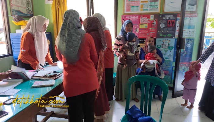 Petugas kesehatan memberikan imunisasi campak kepada balita dalam program vaksinasi serentak di Bangkalan.