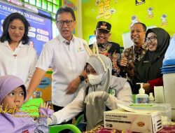 Menkes Tinjau Imunisasi Massal Campak di Sumenep