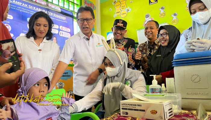 Menteri Kesehatan RI Budi Gunadi Sadikin meninjau pelaksanaan imunisasi campak di TK Islam Integral Qurrota A’yun, Desa Marengan Daya, Kecamatan Kota, Sumenep.