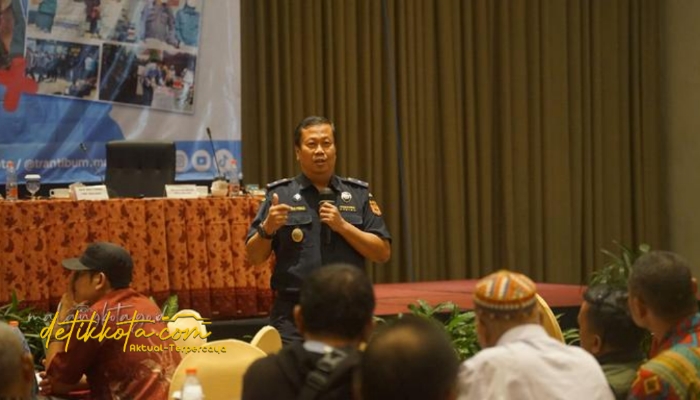 Satpol PP Kota Malang bersama Bea Cukai saat memberikan sosialisasi ketentuan cukai dalam program Gempur Rokok Ilegal di Hotel Savana Malang.