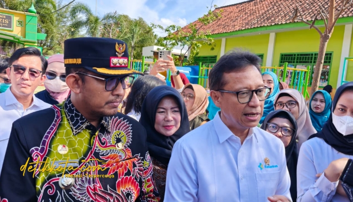 Menteri Kesehatan RI Budi Gunadi Sadikin saat meninjau penanganan kasus campak di Kabupaten Sumenep.