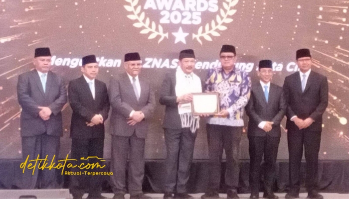 Kepala Bapemkesra Surabaya Arief Boediarto dan Ketua Baznas Surabaya Moch Hamzah menerima penghargaan Baznas Awards 2025 di Jakarta.