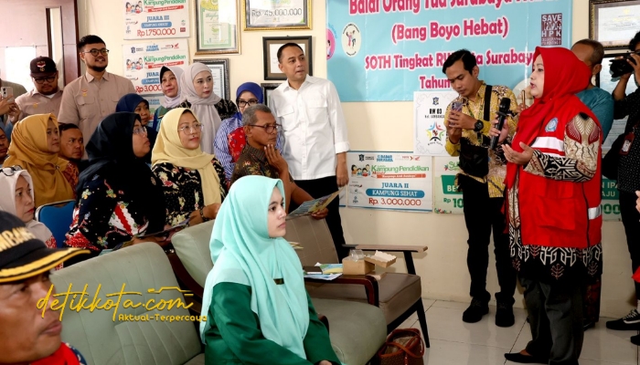 Wali Kota Surabaya, Eri Cahyadi, saat menghadiri penyuluhan TBC di Balai RW 3 Kelurahan Jambangan, Kamis (28/8/2025).