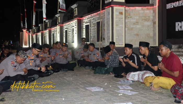 Kapolres Sumenep AKBP Rivanda, S.I.K saat memimpin pengamanan doa bersama di depan Mapolres Sumenep, Jumat (29/8/2025).
