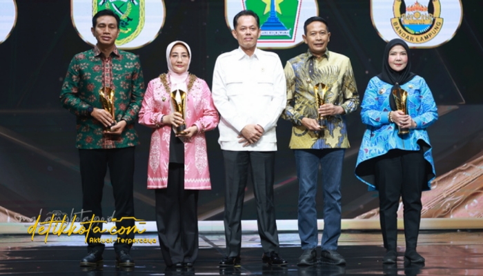 Wali Kota Malang Wahyu Hidayat menerima penghargaan dalam ajang Regional Leaders Award 2025 yang digelar iNews Media Group di MNC Tower Jakarta, Kamis malam (28/8/2025).