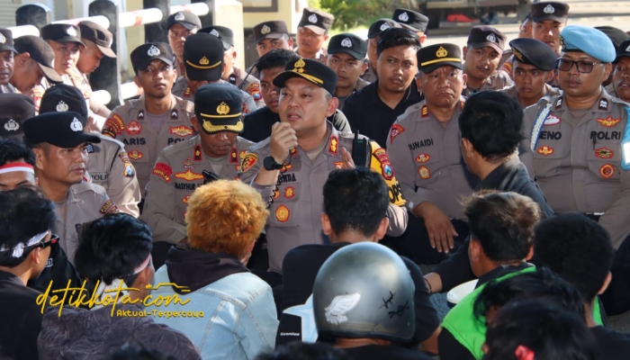 Kapolres Sumenep AKBP Rivanda, S.I.K., saat berdialog dengan massa aksi di depan Mapolres Sumenep.