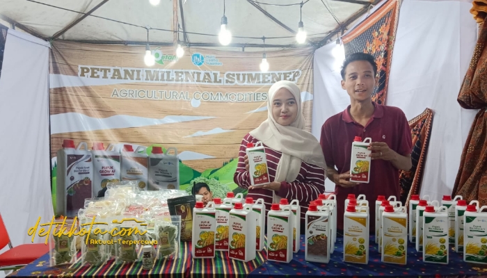 Stand Komunitas Petani Milenial Sumenep saat memamerkan produk pupuk organik dan UMKM dalam ajang Madura Night Vaganza 2025 di Stadion GOR Ahmad Yani Sumenep.