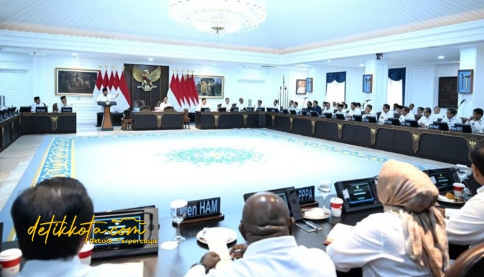 Presiden Prabowo Subianto memimpin Sidang Kabinet Paripurna bersama Wakil Presiden Gibran Rakabuming di Ruang Sidang Kabinet, Istana Kepresidenan Jakarta, Minggu (31/8/2025).