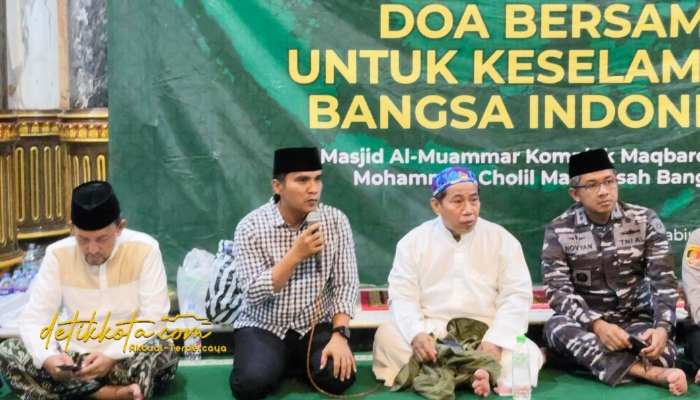 Bupati Bangkalan Lukman Hakim menghadiri doa bersama yang digelar PCNU Bangkalan di Masjid Al-Muammar, Maqbarah Syaichona Muhammad Cholil Martajasah, Minggu malam (31/8/2025).