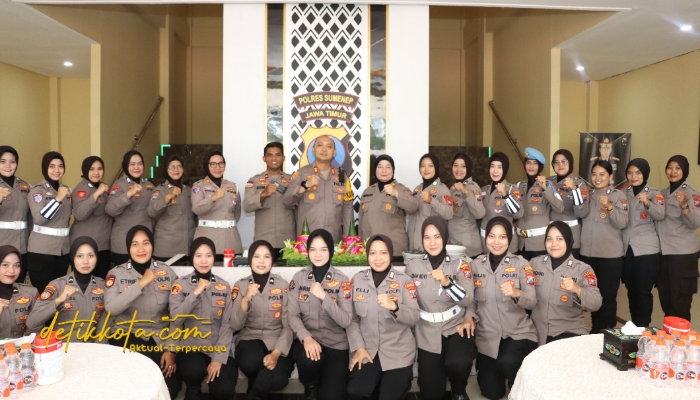 Kapolres Sumenep AKBP Rivanda S.I.K. bersama jajaran Polwan Polres Sumenep saat doa bersama memperingati Hari Jadi Polwan ke-77 di Lobby Polres Sumenep, Senin (1/9/2025).