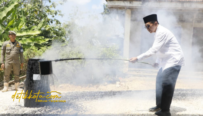 Bupati Pamekasan Kholilurrahman meninjau perbaikan jalan swadaya masyarakat di Desa Rek Kerrek, Kecamatan Palengaan, dan Desa Tanjung, Kecamatan Pegantenan, Minggu (31/8/2025).