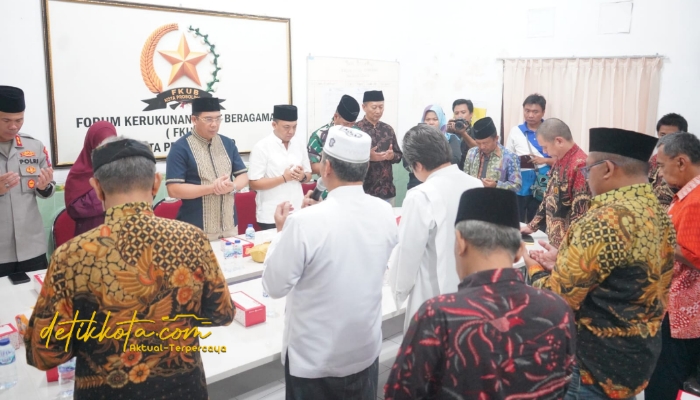 Wali Kota Probolinggo bersama Forkopimda dan tokoh lintas agama saat mengikuti doa bersama di Kantor FKUB Kota Probolinggo, Minggu (31/8/2025).
