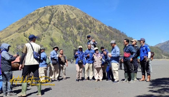 Petugas dari Dinas Pertanian Kabupaten Probolinggo memeriksa kesehatan kuda milik warga dalam layanan posyandu ternak di Lautan Pasir Gunung Bromo, Desa Ngadisari, Kecamatan Sukapura, Minggu (31/8/2025).