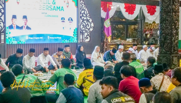 Suasana doa bersama di Pendopo Arya Wiraraja untuk mendoakan almarhum Affan Kurniawan, Minggu malam (31/8/2025).