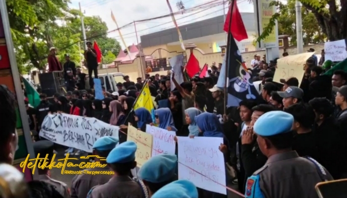 Massa aksi mahasiswa memadati depan Mapolres Sumenep dalam demonstrasi, Senin (1/9/2025).