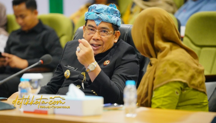 Wali Kota Probolinggo dr. Aminuddin mengikuti rapat koordinasi teknis Koperasi Merah Putih secara daring di Command Center Kantor Wali Kota, Senin (1/9/2025).