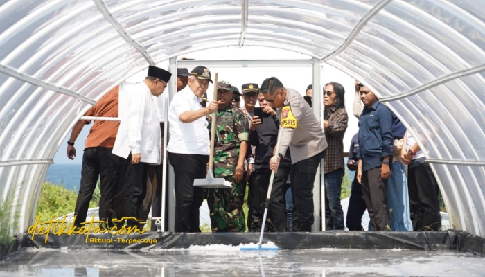 Bupati Malang Drs. H. M. Sanusi, MM bersama jajaran saat meninjau lokasi produksi garam tunnel di Pantai Modangan, Kecamatan Donomulyo, Selasa (2/9/2025).