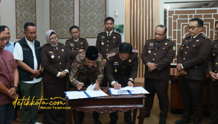 Bupati Probolinggo Gus dr. Mohammad Haris bersama Kepala Kejari Kabupaten Probolinggo Ahmad Nuril Alam menandatangani naskah perjanjian hibah tanah dan bangunan di ruang kerja bupati, Selasa (2/9/2025).