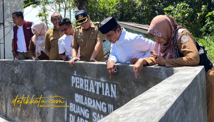 Bupati Bangkalan Lukman Hakim meninjau pembangunan Sistem Penyediaan Air Minum (SPAM) Air Bersih di Desa Banyubunih, Kecamatan Galis, Selasa (2/9/2025).