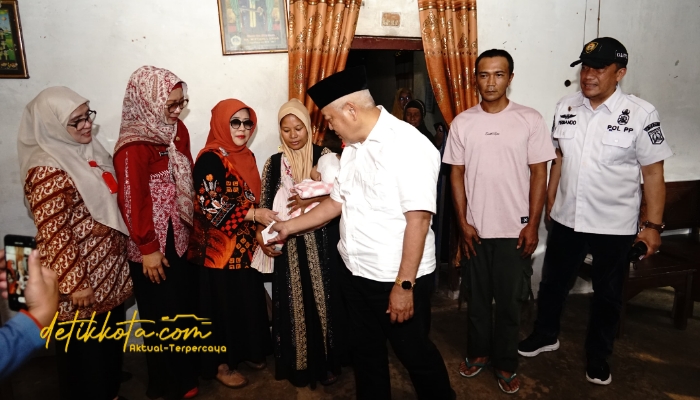 Bupati Malang Sanusi bersama Ketua TP PKK Kabupaten Malang, Anis Zaida, menjenguk bayi penderita hidrosefalus di Desa Sumberputih, Kecamatan Wajak, Selasa (2/9/2025).