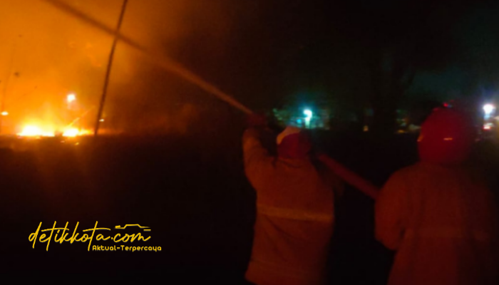 Petugas Damkar Pamekasan melakukan pemadaman api di lahan bambu yang terbakar di Desa Dasok, Kecamatan Pademawu, Selasa (2/9/2025) malam.