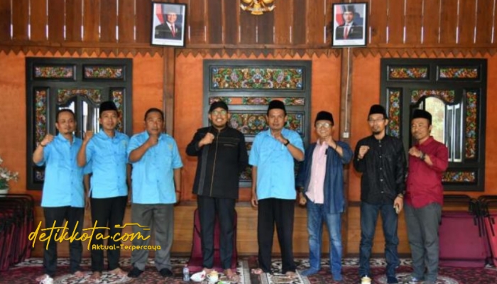 Bupati Sumenep Achmad Fauzi Wongsojudo bersilaturahmi dengan Dewan Pendidikan Kabupaten Sumenep di Mandhepa Jokotole, Selasa (2/9/2025).