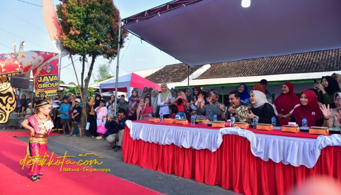 Ketua TP PKK Kabupaten Lumajang Dewi Natalia Yudha Adji Kusuma menghadiri Kraton Fashion Carnival di Desa Kraton, Kecamatan Yosowilangun, Selasa (2/9/2025).