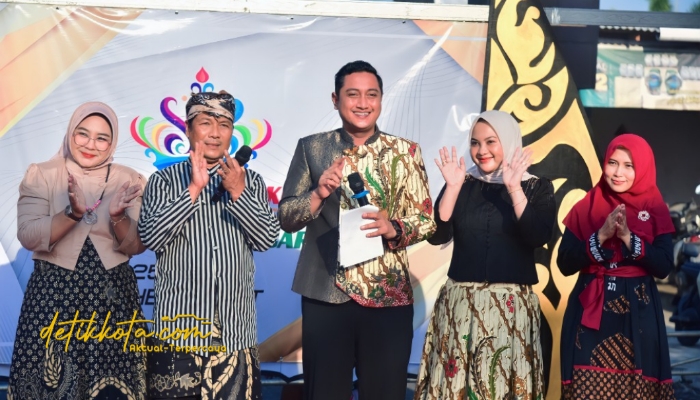 Wakil Bupati Lumajang Yudha Adji Kusuma menghadiri Kraton Fashion Carnival di Desa Kraton, Kecamatan Yosowilangun, Selasa (2/9/2025).