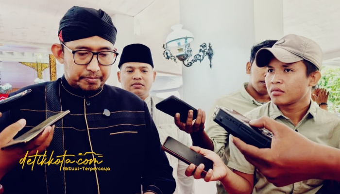 Bupati Sumenep Achmad Fauzi Wongsojudo saat memberikan keterangan terkait penanganan KLB campak di Sumenep. Foto: Rifqi