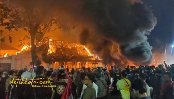 Museum di Kediri Dijarah, Gedung Grahadi Surabaya Terbakar Saat Aksi Demo