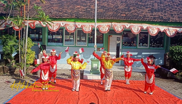 Siswa SDN Sebaung 1 Kecamatan Gending, Kabupaten Probolinggo, menampilkan kesenian tradisional dalam kegiatan Pembiasaan Literasi Tanah Air (PELITA), Rabu (3/9/2025).