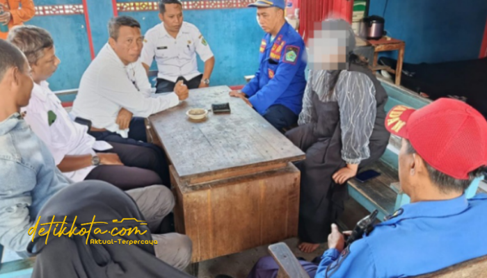 Petugas Damkar Pamekasan saat melakukan penanganan kejadian darurat di luar kebakaran, mulai dari mediasi konflik warga hingga evakuasi hewan.