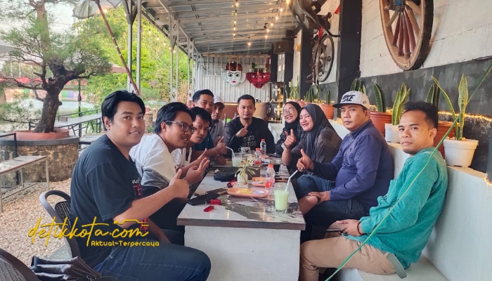 Suasana kebersamaan antara LBH Ahmad Madani Putra dan Rekan-rekan dengan wartawan dalam kegiatan kopdar di Kafe Bakaran Pinggir Sungai, Kebonagung, Sumenep.