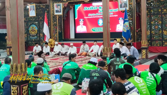 Bupati Bangkalan Lukman Hakim dan Wakil Bupati Fauzan Ja’far saat menghadiri dzikir, sholawat, dan doa bersama peringatan tujuh hari wafatnya almarhum Affan Kurniawan di Pendopo Agung Bangkalan.