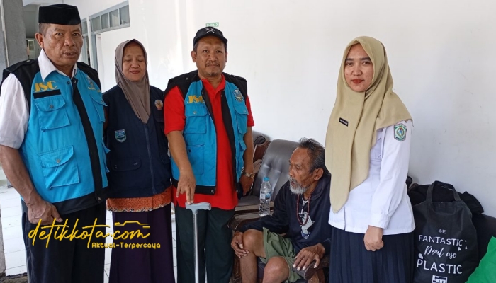 Petugas Dinsos Kabupaten Probolinggo saat memfasilitasi pemulangan Budiyono, orang terlantar asal Lumajang, ke kampung halamannya.