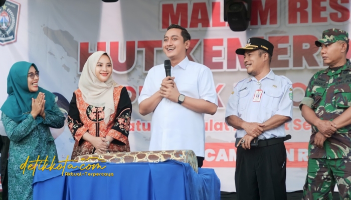Wakil Bupati Lumajang Yudha Adji Kusuma bersama Ketua TP-PKK Ny. Dewi Natalia saat meninjau stan UMKM dalam rangka HUT ke-80 RI di Lapangan Ranuyoso.