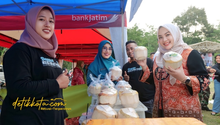 Ketua TP-PKK Kabupaten Lumajang, Ny. Dewi Natalia Yudha Adji Kusuma, saat menghadiri peringatan HUT ke-80 RI di Lapangan Ranuyoso yang diramaikan Bazar UMKM.
