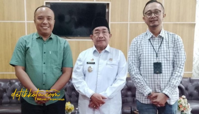 Wakil Bupati Sumenep, KH. Imam Hasyim, SH., MH., menerima kunjungan silaturahmi Pimpinan Baru Bank Jatim Cabang Sumenep, Bambang Eko Budi Prakoso, SE, di ruang kerjanya, Rabu (3/9/2025).