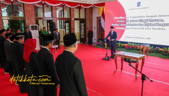 Wali Kota Surabaya Eri Cahyadi melantik Lilik Arijanto sebagai Sekretaris Daerah Kota Surabaya di Lobby Lantai 2 Balai Kota Surabaya, Kamis (4/9/2025).