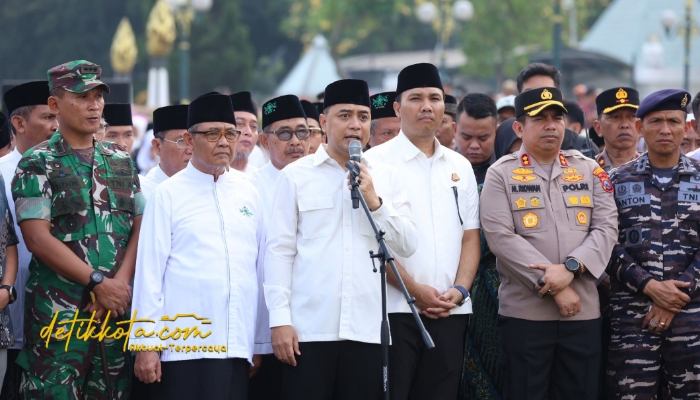 Wali Kota Surabaya Eri Cahyadi bersama ribuan warga saat mengikuti ikrar 