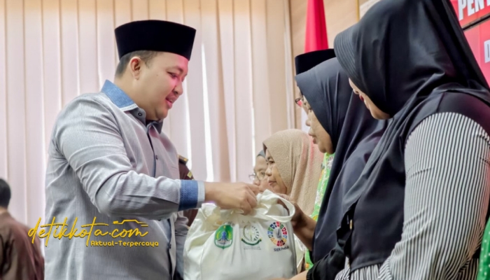 Bupati Pasuruan Rusdi Sutejo bersama Kajari Pasuruan Teguh Ananto menyerahkan bantuan sembako secara simbolis kepada warga kurang mampu, Kamis (4/9/2025).