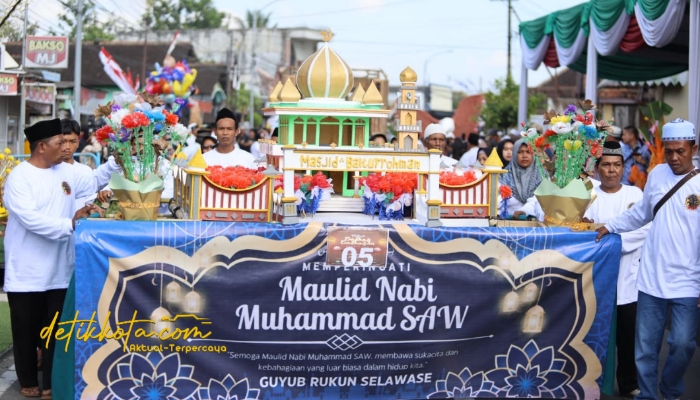 Warga Desa Kembiritan, Banyuwangi, mengarak jodhang telur hias dalam Festival Endhog-Endhogan memperingati Maulid Nabi Muhammad SAW.