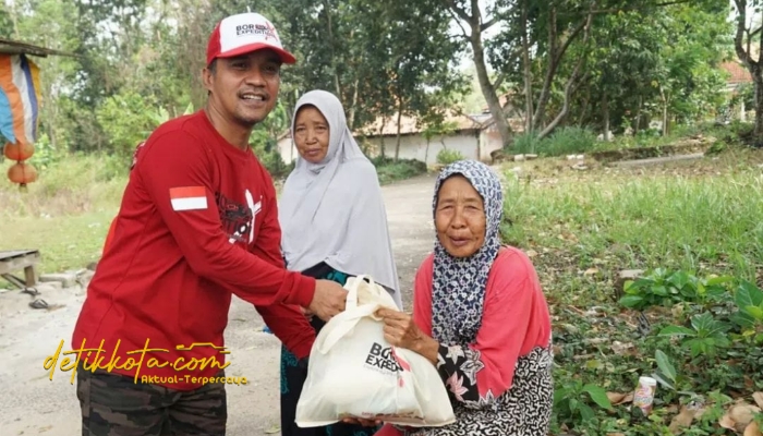 Bupati Bangkalan Lukman Hakim menyerahkan paket sembako kepada warga di sela gelaran BOR X Vol. 1 “Explore the Land of Cakraningrat”.