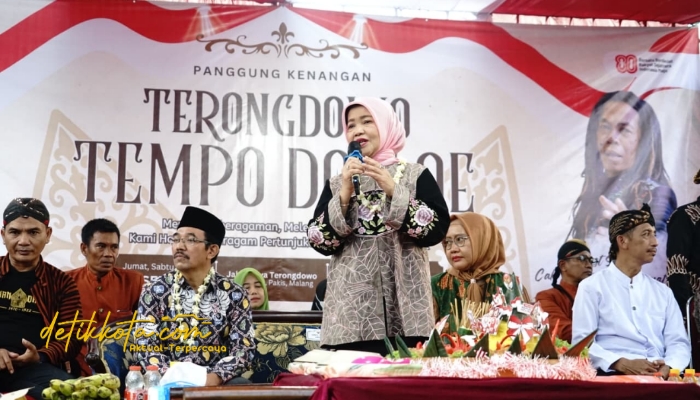 Wakil Bupati Malang Lathifah Shohib saat membuka Pasar Rakyat Terongdowo Tempo Doeloe di Desa Tirtomoyo, Kecamatan Pakis.
