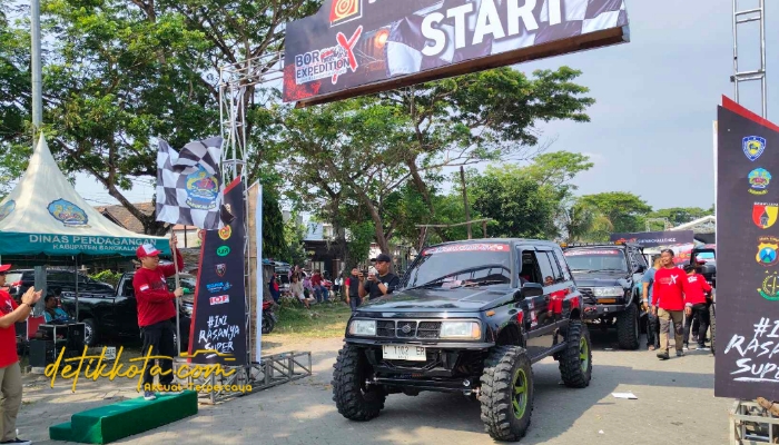 Wakil Bupati Bangkalan Moh. Fauzan Ja’far melepas peserta Fun Offroad BOR-X #1 dari Stadion Kerapan Sapi R.P. Moch Noer.