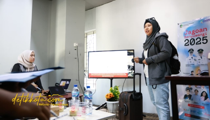 Bupati Banyuwangi Ipuk Fiestiandani bersama peserta program Jagoan Banyuwangi saat sesi pitching di Banyuwangi Creative Hub.