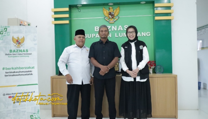 Bupati Lumajang Indah Amperawati bersama Baznas Lumajang saat menerima infak dari seorang penjual ketan.