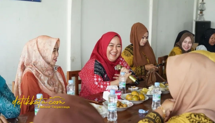 Ketua TP-PKK Bangkalan, Lutfiyana Lukman Hakim, bersama Ibu Kepala Desa dalam kegiatan silaturahmi dan sharing di Wisata Tebul Bahari, Kecamatan Kwanyar.